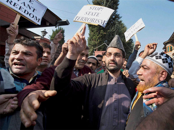 Umar Farooq was seen protesting alongwith his supporters 