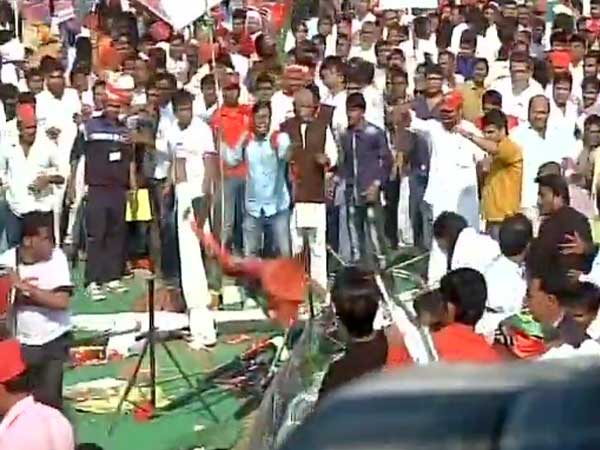 Clashes erupt between SP workers in the rally.