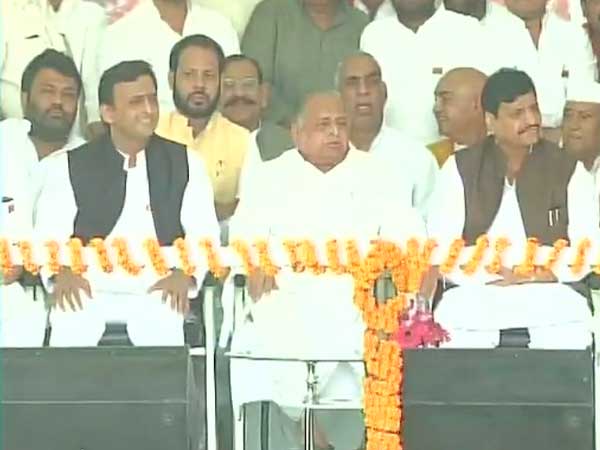 Mulayam, Shivpal and Akhilesh sitting together on the stage 