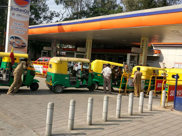 Not all petrol bunks are exchanging notes