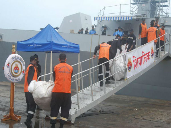 Navy supplies relief material to Chennai