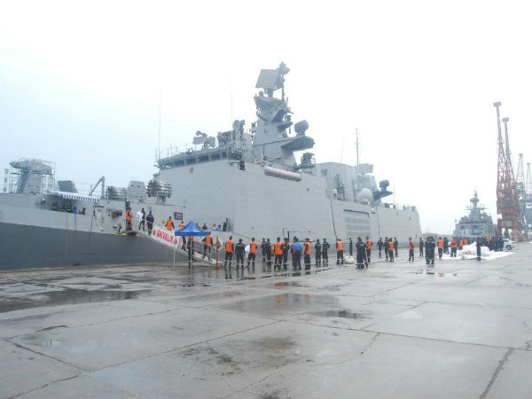 Navy supplies relief material to Chennai