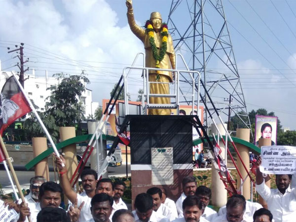 AIADMK supporters urge Sasikala to lead the party