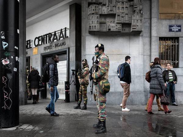 Soldiers patrol in Brussels Soldiers patrol in Brussels