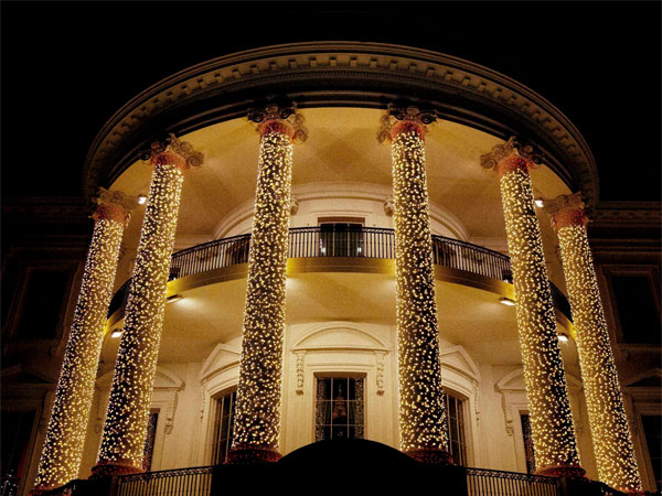 White House lights up for Christmas