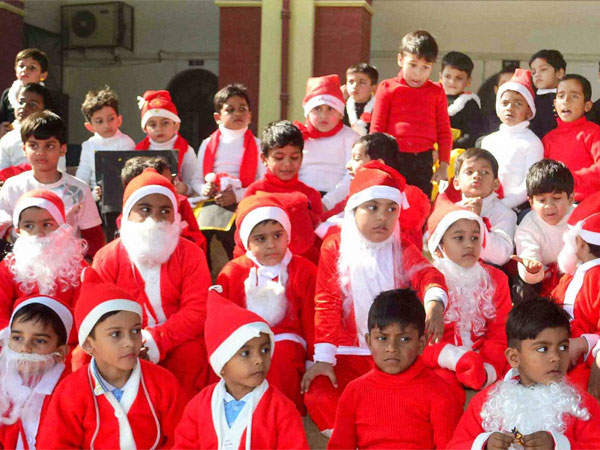 Tiny, cute Santas seen in Allahabad