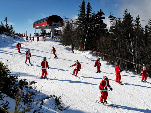 Santas participate in skiing event in Maine