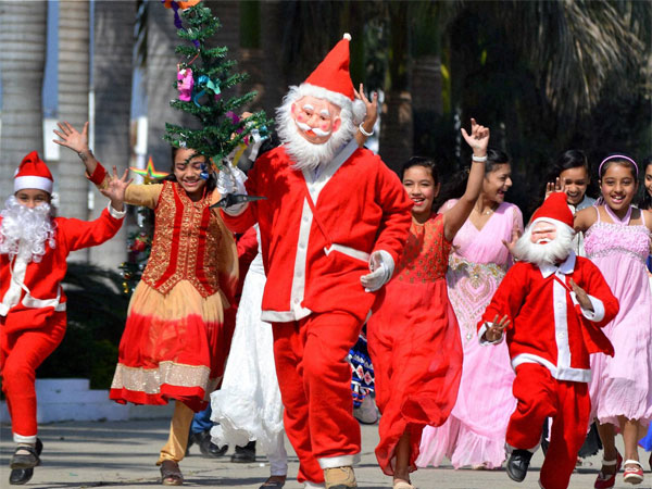 Santa Claus spreads cheer in Jabalpur