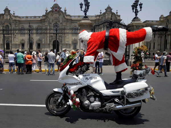 Daredevil Santa seen in Lima