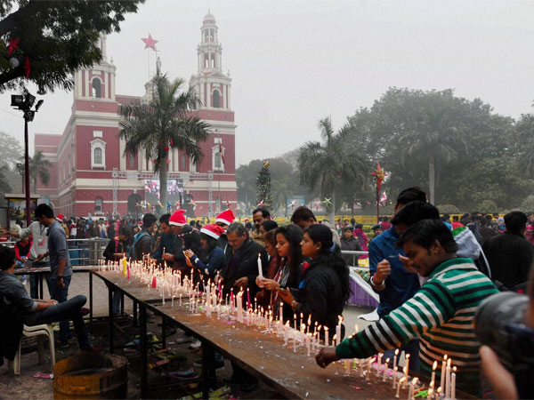Worshipers throng Sacred Heart Cathedral in New Delhi