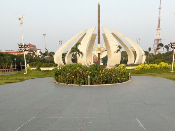 Jayalalithaa to be cremated next to MGR's shrine