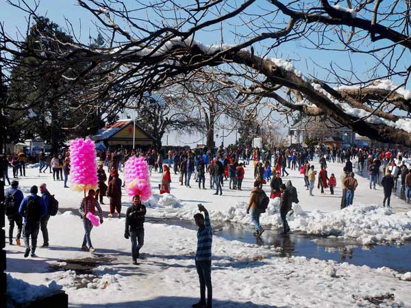 Tourists enjoy snow in Himachal Pradesh Tourists enjoy snow in Himachal Pradesh