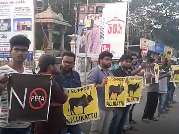 Agitators holding banners in Madurai