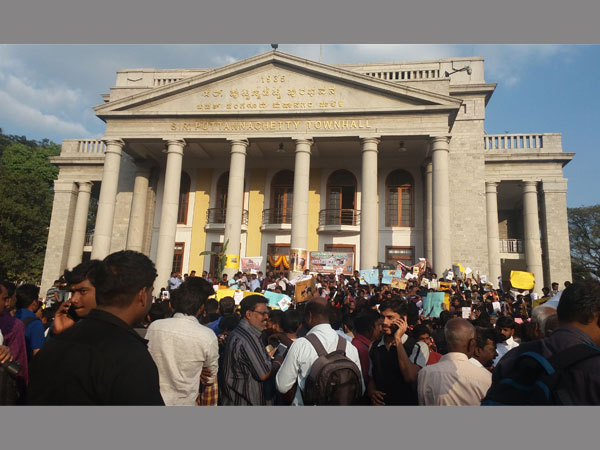 Hundreds gather at Town Hall to protest over Jallikattu