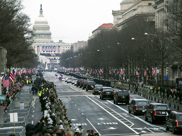 Hundreds boo President Trump's motorcade: 