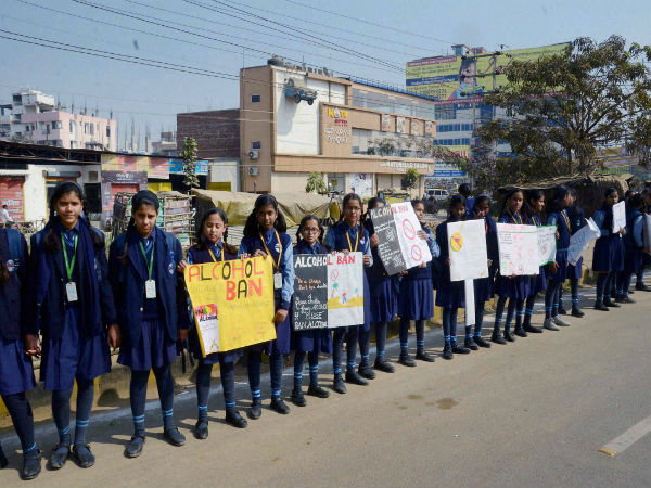 School students make a long human chain