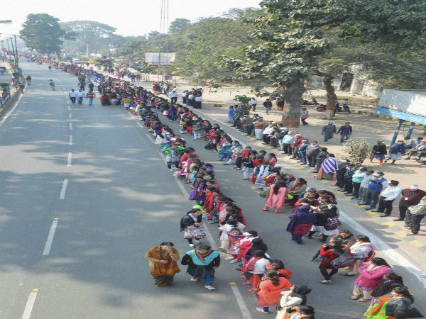 People make a state level human chain 