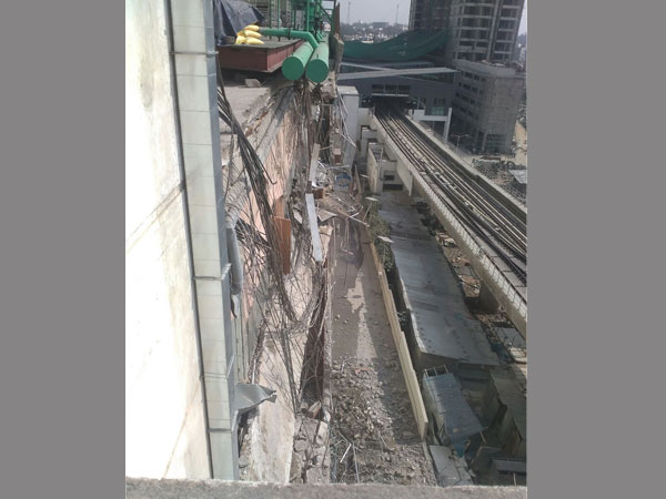 B'luru: 4 injured as mall wall collapses