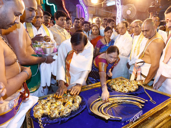 CM offers gifts to lord Balaji 