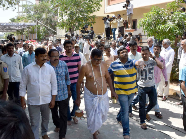 Kin bid a tearful farewell to Srinivas Kin bid a tearful farewell to Srinivas