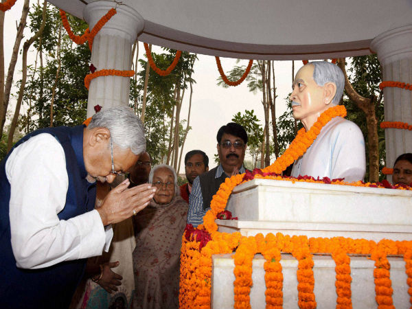 Pays tribute to father