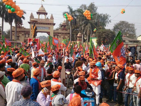 Scuffle between Samajwadi Party and BJP workers 