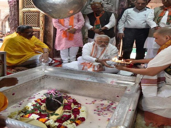 Modi performing pooja