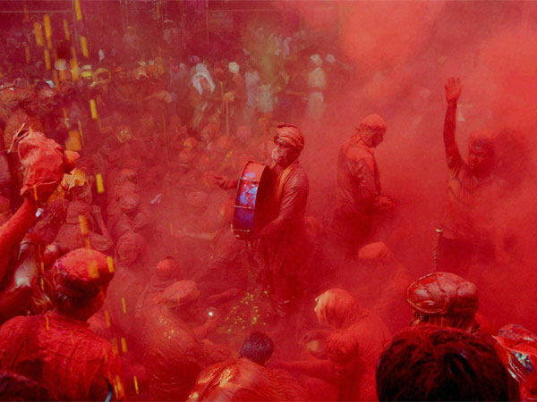 Women beat men, says bura na maano, Holi hai