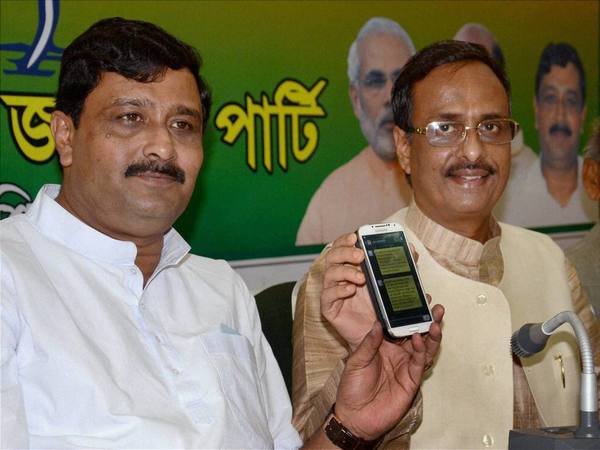 Dinesh Sharma with Rahul Sinha during launch of the BJP's Mobile membership campaign