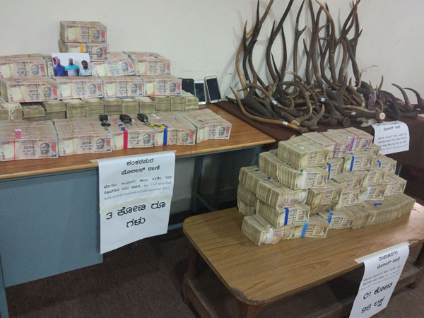 Rs 3 crore in demonetised notes seized in Bengaluru Rs 3 crore in demonetised notes seized in Bengaluru