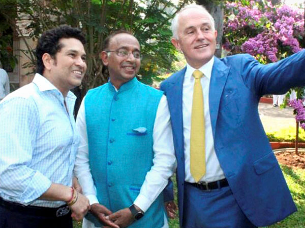 Turnbull clicks a selfie with Sachin Tendulkar and Union Sports Minister Vijay Goel
