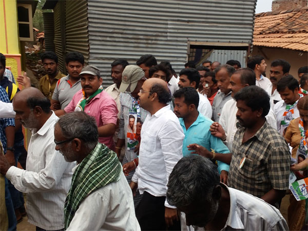 Dr Yathindra on a campaign trail