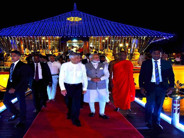 Modi and Lankan PM at Seema Malaka Temple