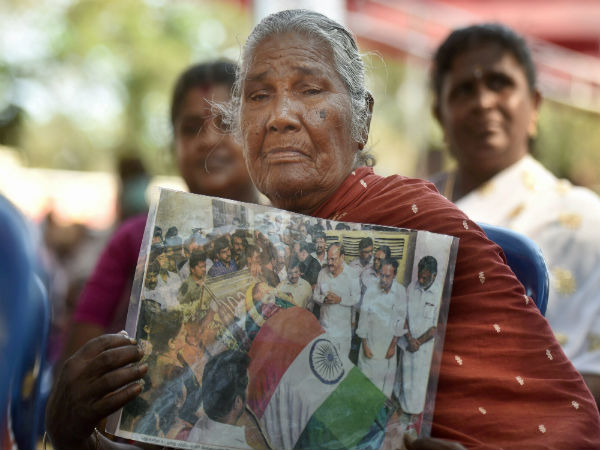 Seething anger against Sasikala 