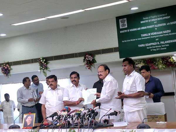 Has favour changed from Panneerselvam to Edappadi Palanisamy?