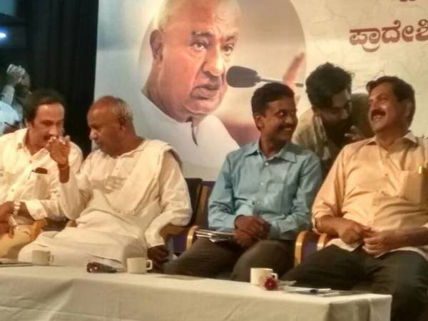Deve Gowda in conversation with KCP President BL Shankar