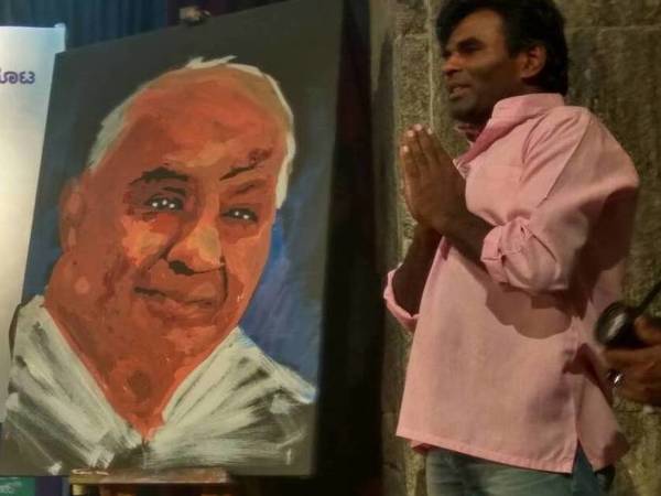 An artist painted HD Deve Gowda's portrait
