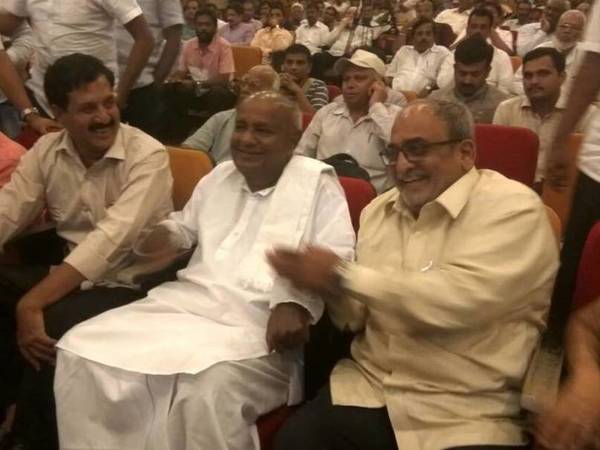 HD Deve Gowda in chit-chat with JD (U) leader MP Nadagowda