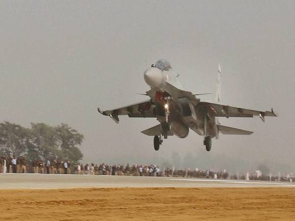 Sukhoi touching down on Agra-Lucknow expressway