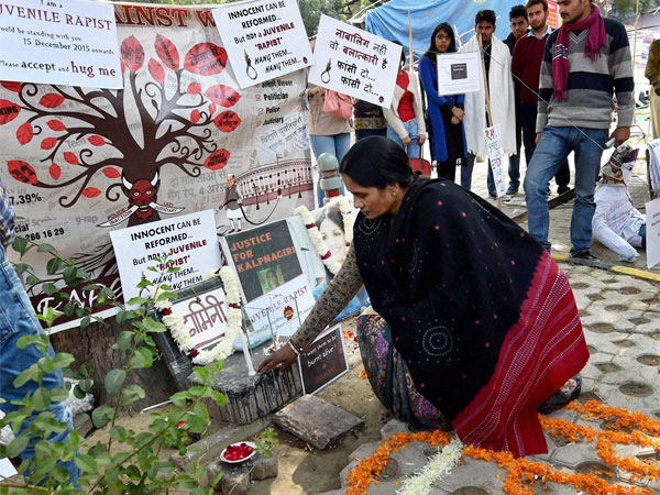 Nirbhaya's mother Asha Devi paying tribute on third anniversary of Nirbhaya gang-rape case at Jantar Mantar in New Delhi