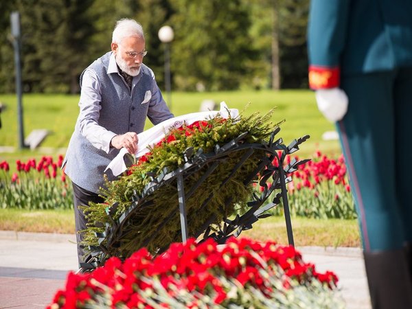Modi laying wreath at war memorial