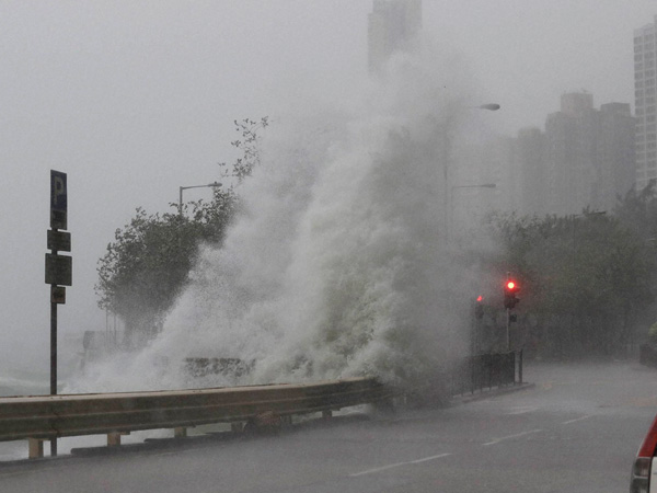 Typhoon Merbok makes landfall in China, 100,000 evacuated Typhoon Merbok makes landfall in China, 100,000 evacuated
