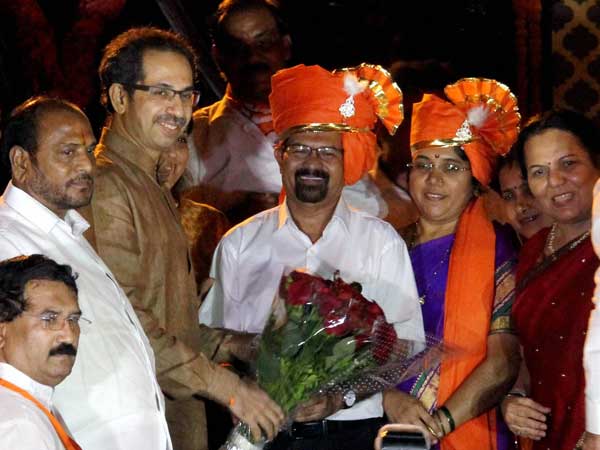 Mumbai mayor ‘threatens’ to suspend official following crackdown on hawkers Mumbai mayor ‘threatens’ to suspend official following crackdown on hawkers