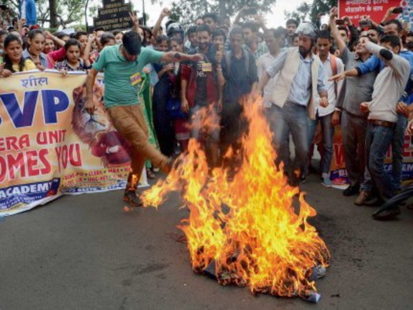 Activists burn the effigy of chief minister Virbhadra Singh 