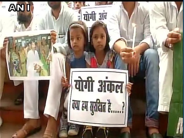 Candlelight vigil held to pay tribute Candlelight vigil held to pay tribute