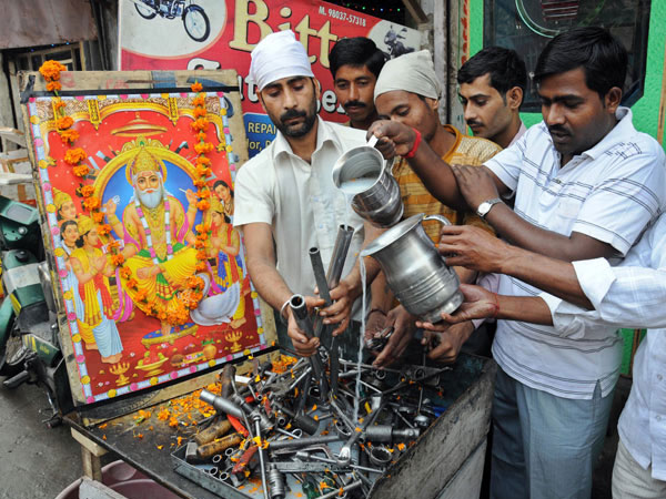 2017 Vishwakarma Puja date and time