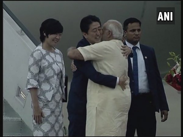 PM Modi receiving Shinzo Abe 