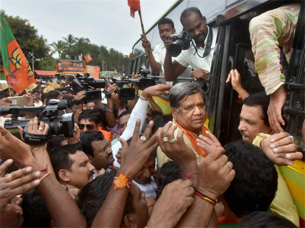 Police detains former Chief Minister Jagadish Shettar with BJP party workers after they set out for 'Mangaluru Chalo' bike rally at Freedom Park, in Bengaluru Police detains former Chief Minister Jagadish Shettar with BJP party workers after they set out for 'Mangaluru Chalo' bike rally at Freedom Park, in Bengaluru