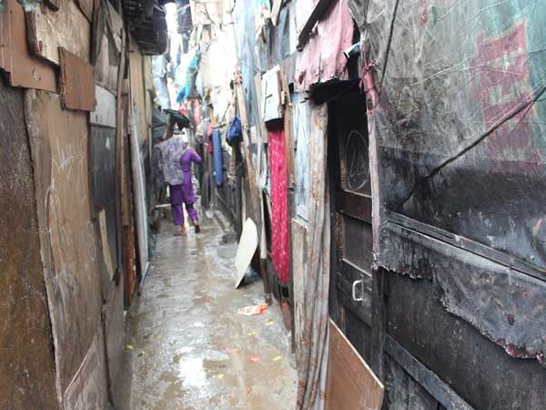 Rohingya shelters on the sides of the dingy lane in Okhla.