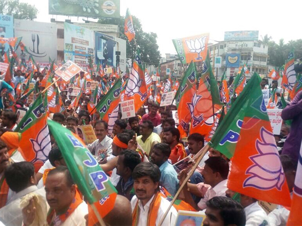 Mangalore Chalo: Sea of saffron as BJP takes Congress head on